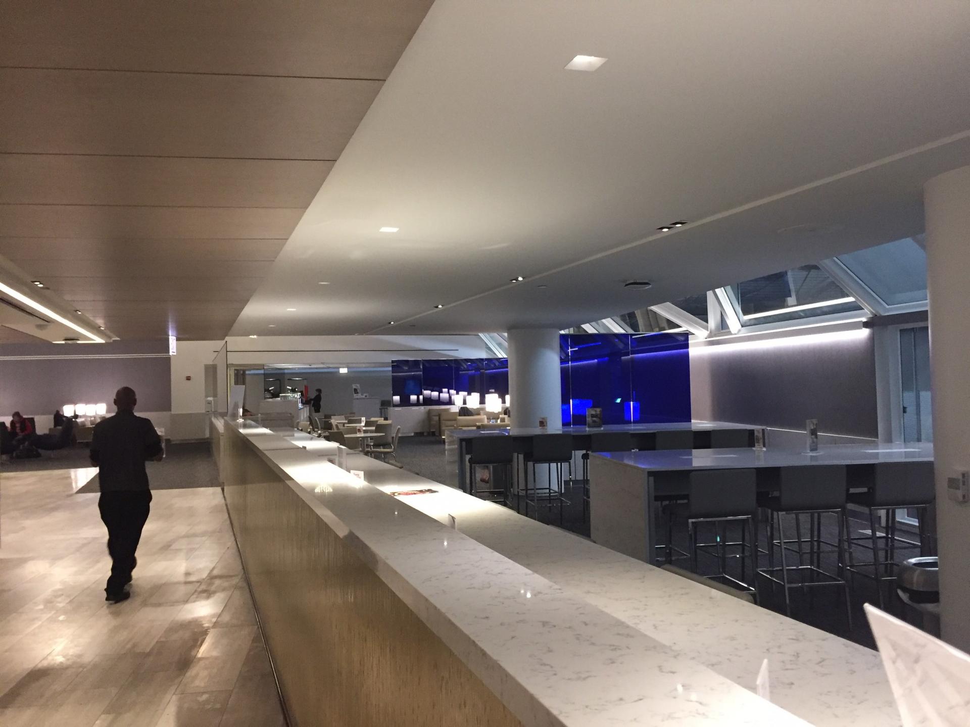 ORD: United Airlines United Club (Gate B6) Reviews & Photos